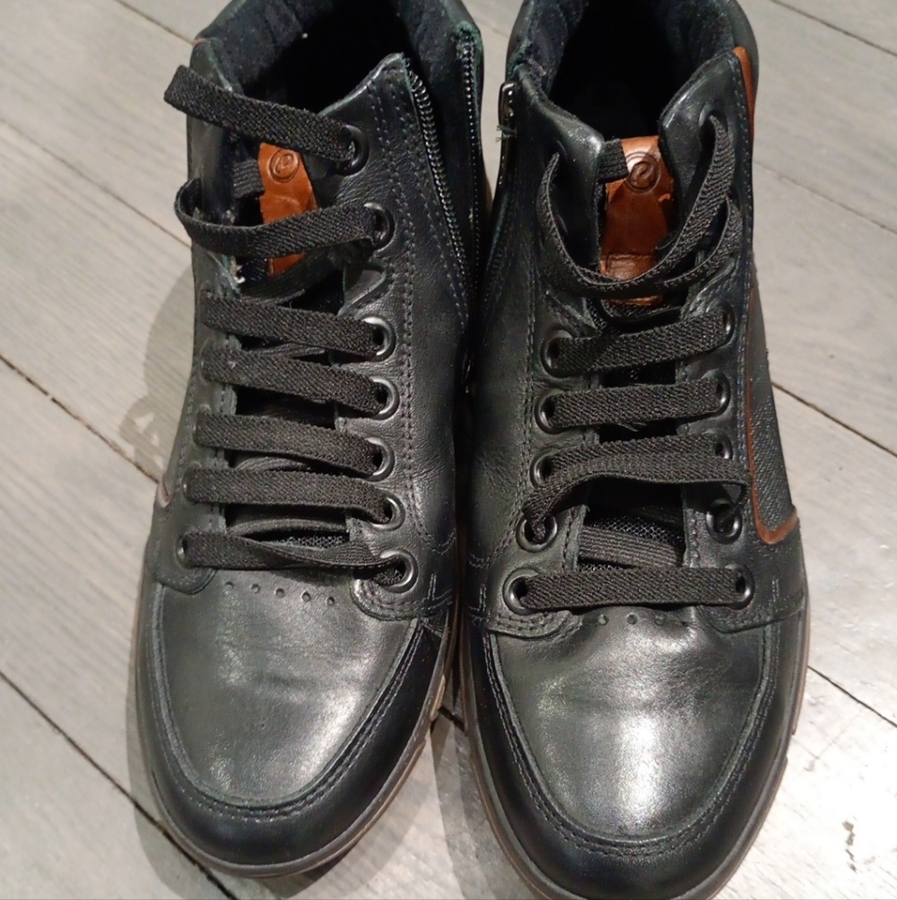 Leather sneakers, new in the box